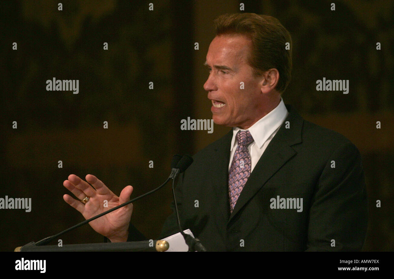 Gouverneur de Californie Arnold Schwarzenegger rend l'allocution Banque D'Images