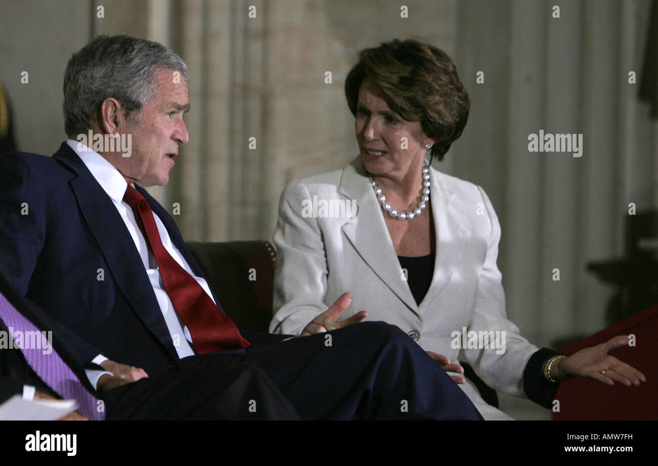Le président Bush et le président de la Chambre Nancy Pelosi D-CA participer à une cérémonie de remise de la médaille d'or du Congrès Banque D'Images