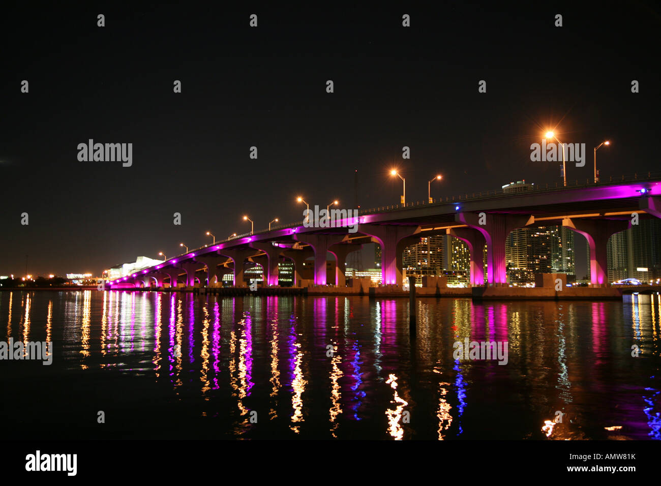 Miami bridge at night avec néon réflexions dans l'eau Banque D'Images