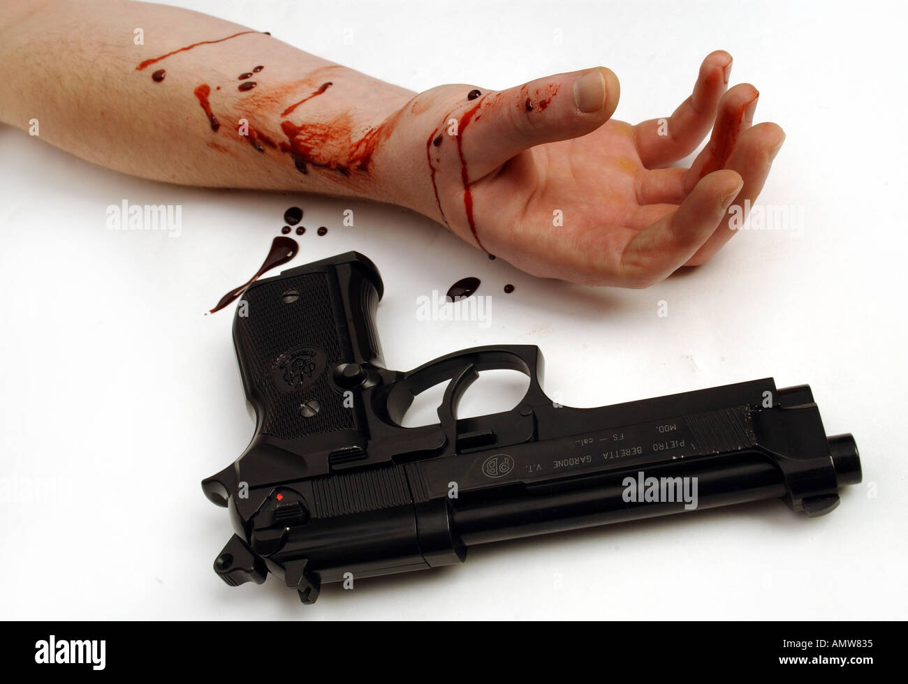 Une main avec un pistolet beratta avec taches de sang Banque D'Images