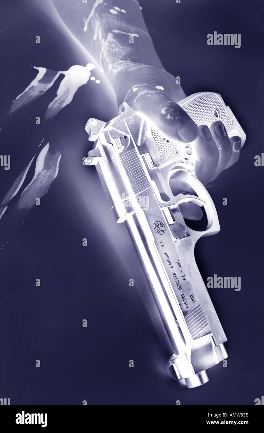 Un effet négatif d'une main tenant un pistolet beratta avec taches de sang Banque D'Images