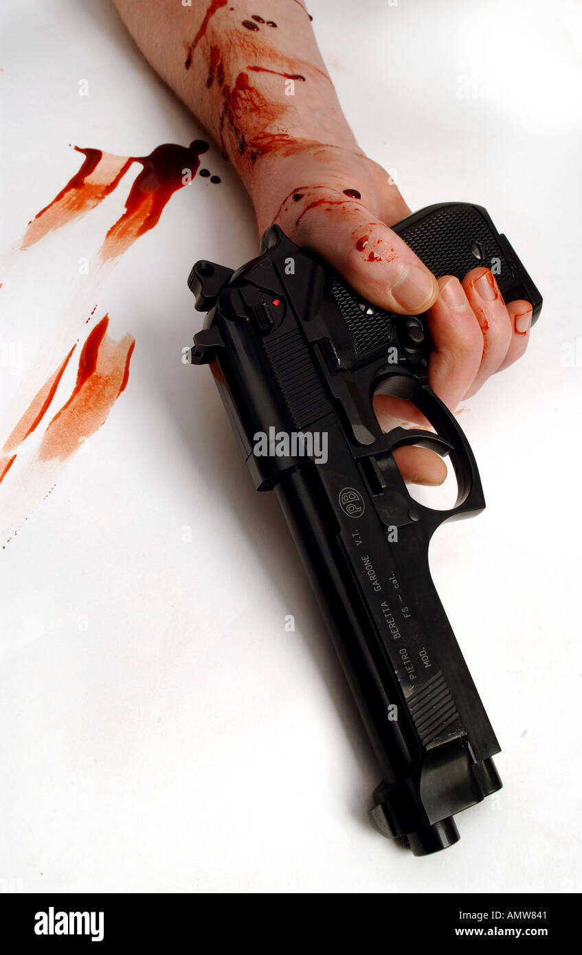 Une main tenant un pistolet beratta avec taches de sang Banque D'Images
