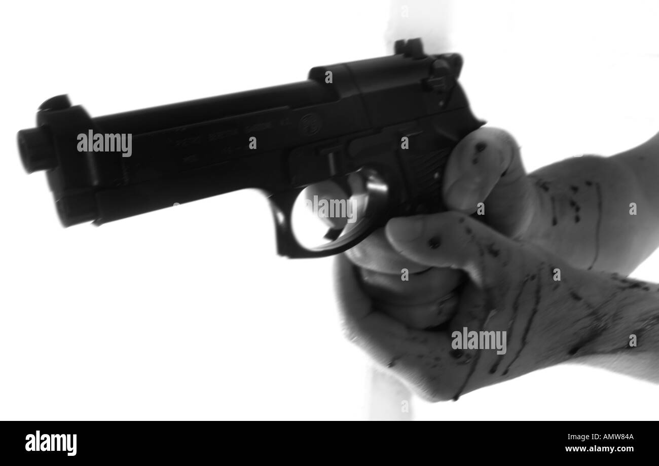 Un monochrome d'une paire de mains sanglantes le tir d'un pistolet Beretta Banque D'Images