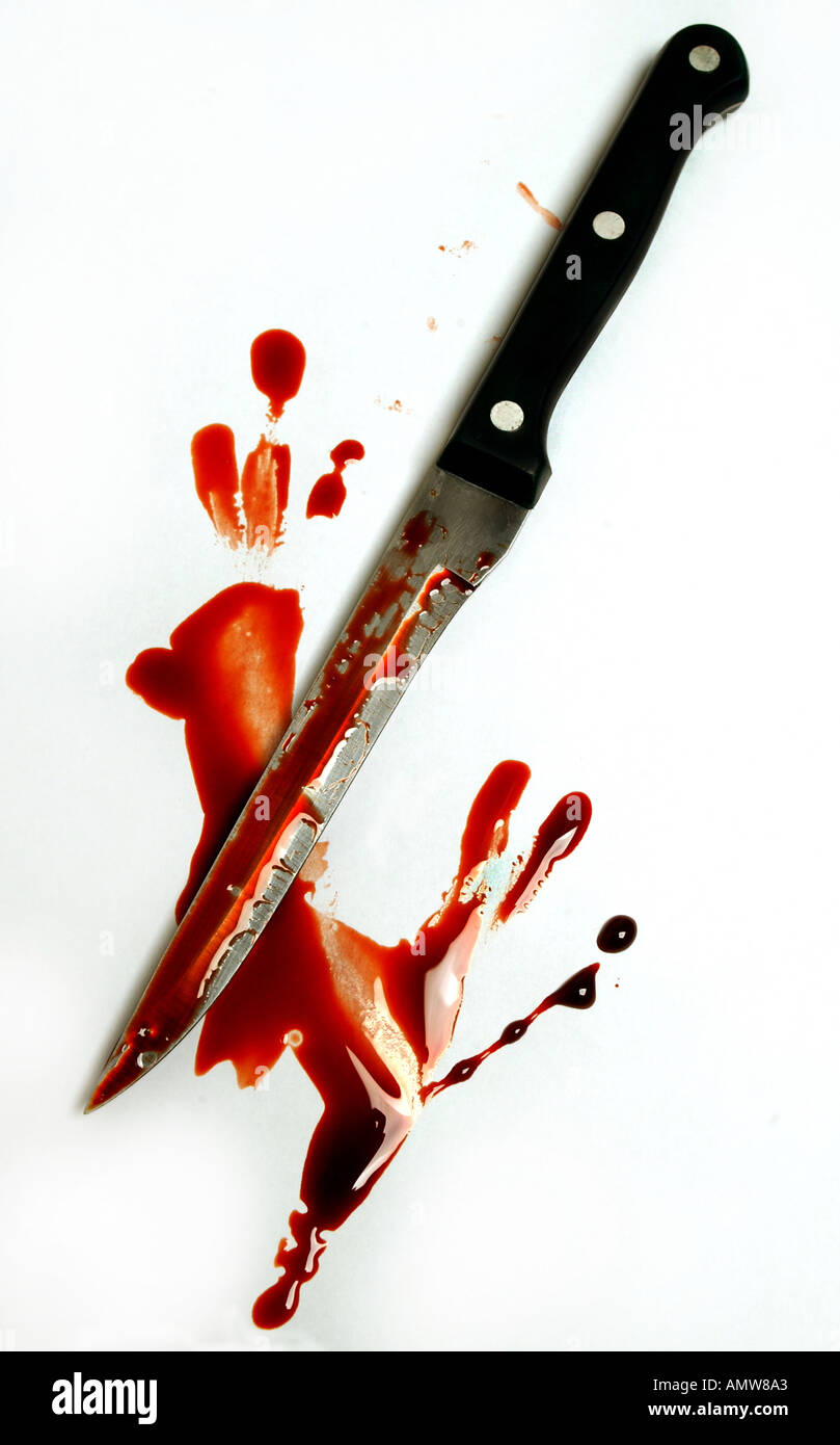 Un couteau de cuisine, avec des taches de sang Banque D'Images