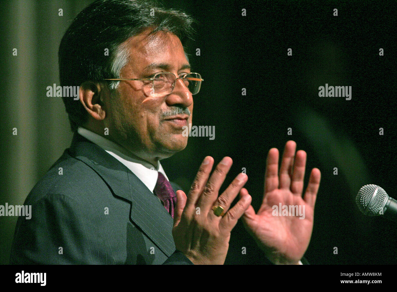 Le Président Pervez Musharraf du Pakistan s'adresse aux professeurs et étudiants de l'Université George Washington à Washington, Banque D'Images