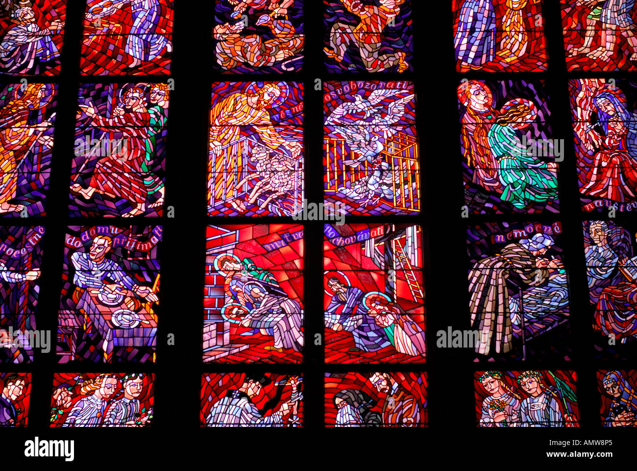 Vitrail de la Cathédrale St Vitus le Château de Prague République Tchèque Banque D'Images