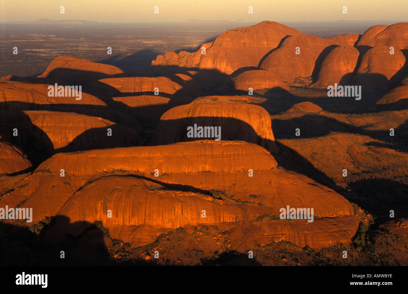 Vue aérienne du mont Olga (Kata Tjuta) au lever du soleil, Territoire du Nord, Australie Banque D'Images