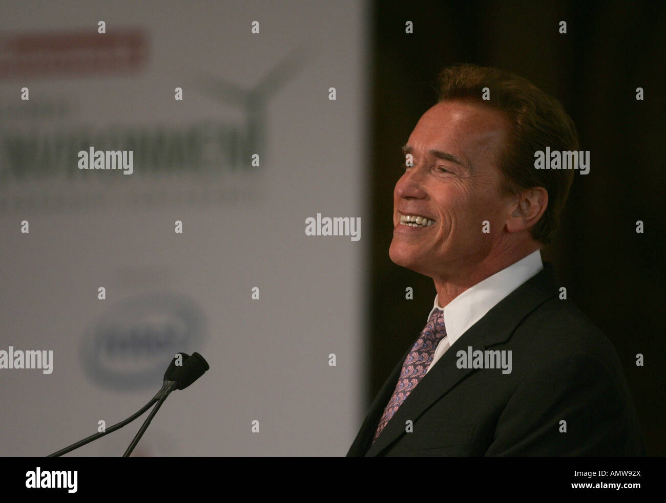 Gouverneur de Californie Arnold Schwarzenegger rend l'allocution Banque D'Images