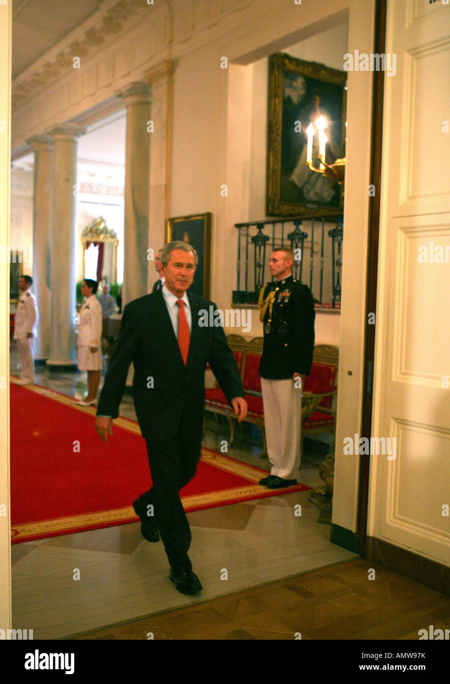 Le Président George W Bush se rend dans une cérémonie du Mois du patrimoine américain du Pacifique dans l'East Room de la Maison Blanche Banque D'Images