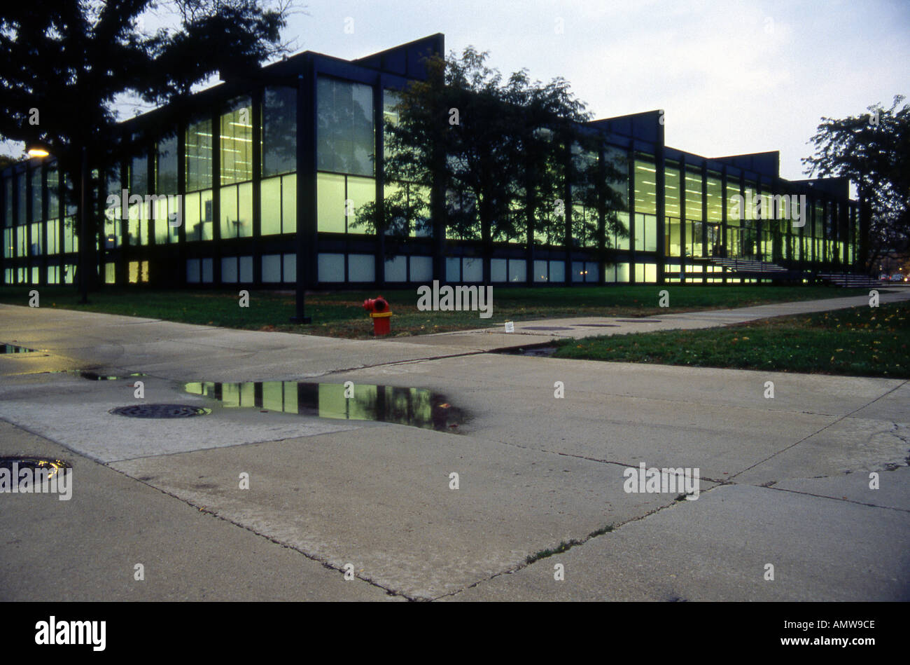 Hôtel de la Couronne, Illinois Institute of Technology, Chicago, 1950 - 1956. Protections extérieures au crépuscule. Architecte : Ludwig Mies van der Rohe Banque D'Images