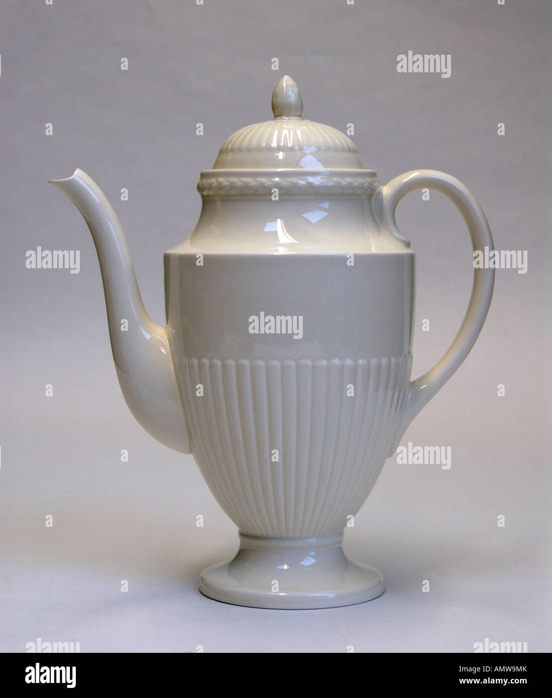 Edme Creamware coffee pot en Wedgwood et de l'Etrurie, Barlaston Stoke-on-Trent, Staffordshire, Angleterre, Royaume-Uni, Europe. Banque D'Images