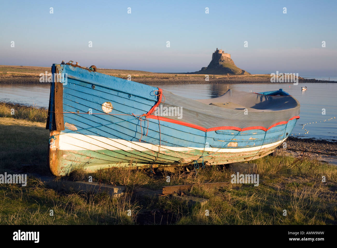 Vieux bateau aviron désaffecté sur l'île sacrée de Lindisfarne  Northumberland Royaume-Uni Banque D'Images