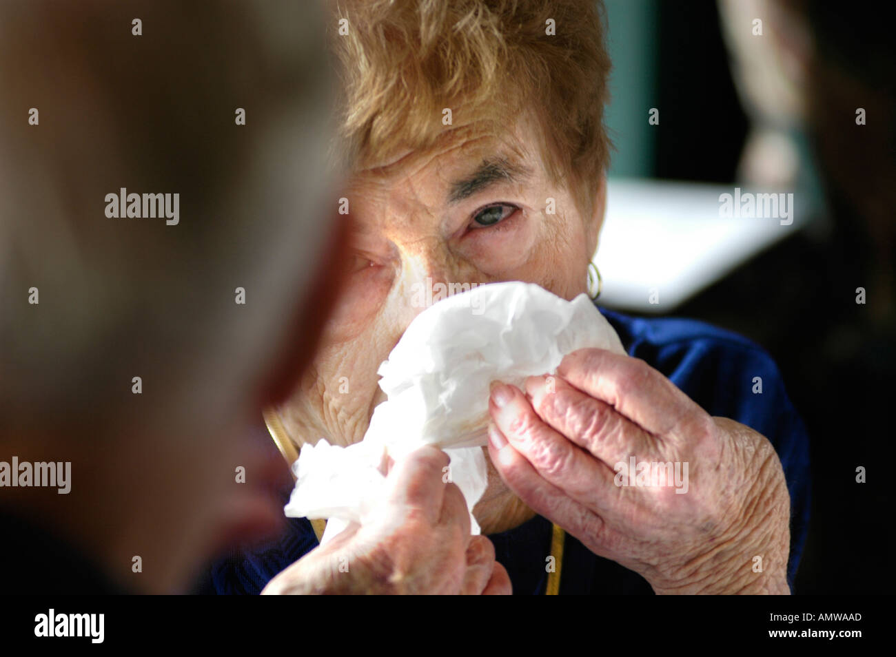 Femme au réunion de famille avec des proches à l'âge de 90 mains de l'arthrite Banque D'Images