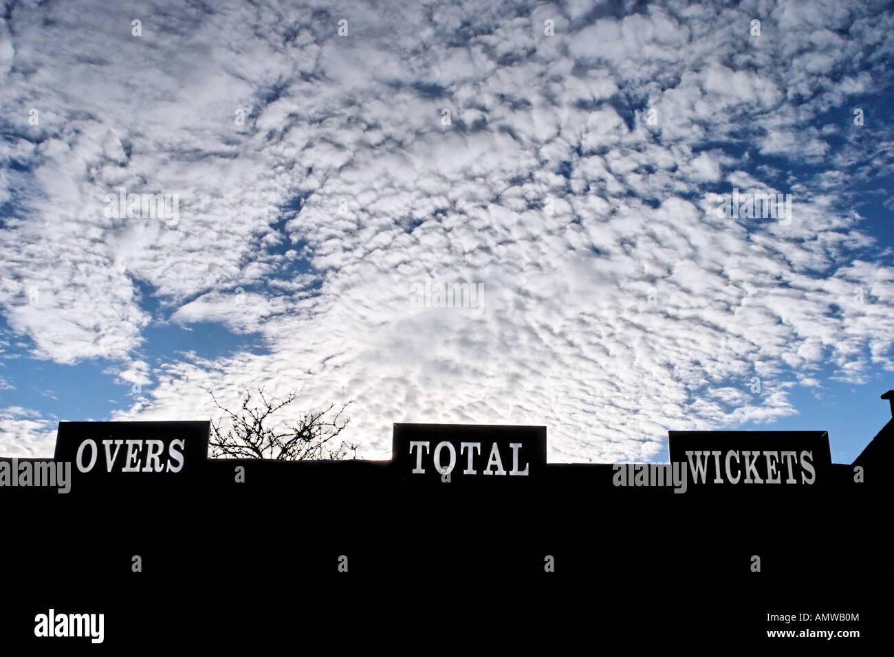 Plus de guichets total Score Cricket board - tableau de Cricket en début de soirée avec de puissants nuages Banque D'Images
