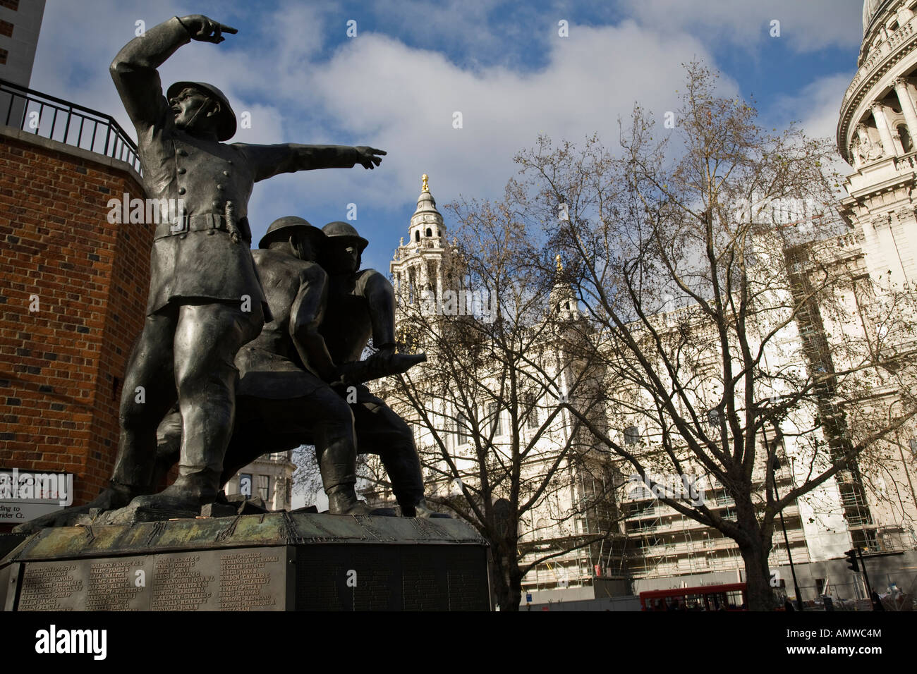 Mémorial National des pompiers par John W Mills comme un hommage à ceux qui ont lutté contre l'incendie pendant le blitz de LA SECONDE GUERRE MONDIALE, Londres. Banque D'Images