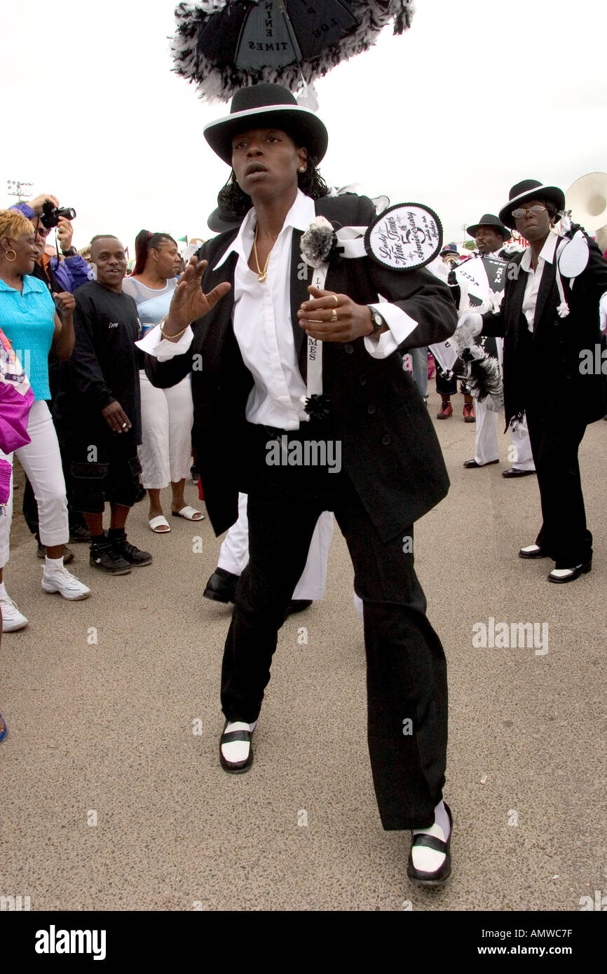 La dame neuf fois l'aide sociale et le plaisir à la parade Club 2004 New Orleans Jazz and Heritage Festival Banque D'Images