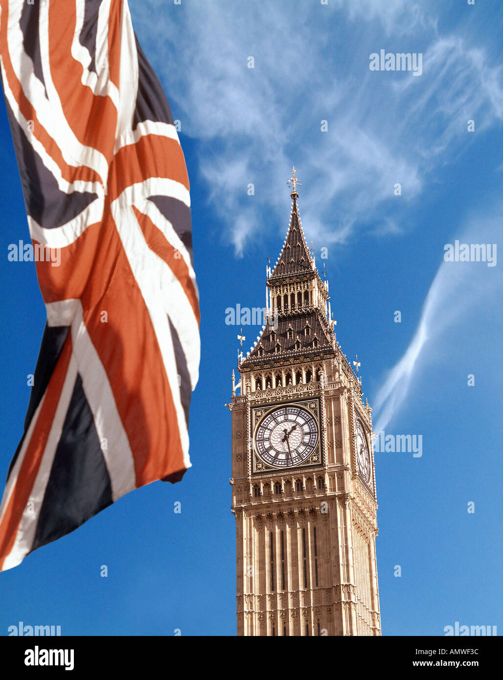 GB - LONDON : Elizabeth Tower (Big Ben) et l'Union Jack Banque D'Images