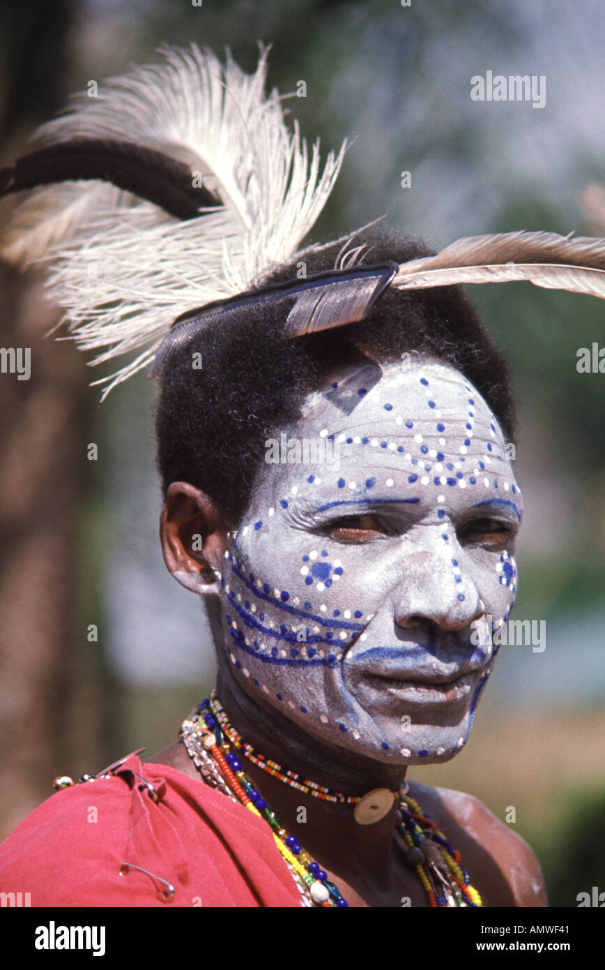 Peinture perles et plumes offrent un décor plutôt que l'aspect tribal à la face de ce highlander Kenyan Banque D'Images