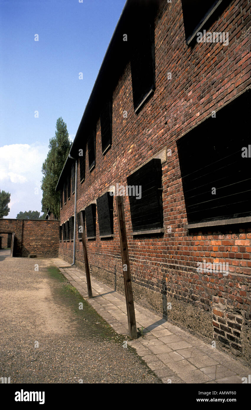 Camp de concentration d'Auschwitz le bloc avec windows à bord d'empêcher les exécutions de prisonniers en regardant sur le mur de la mort Banque D'Images