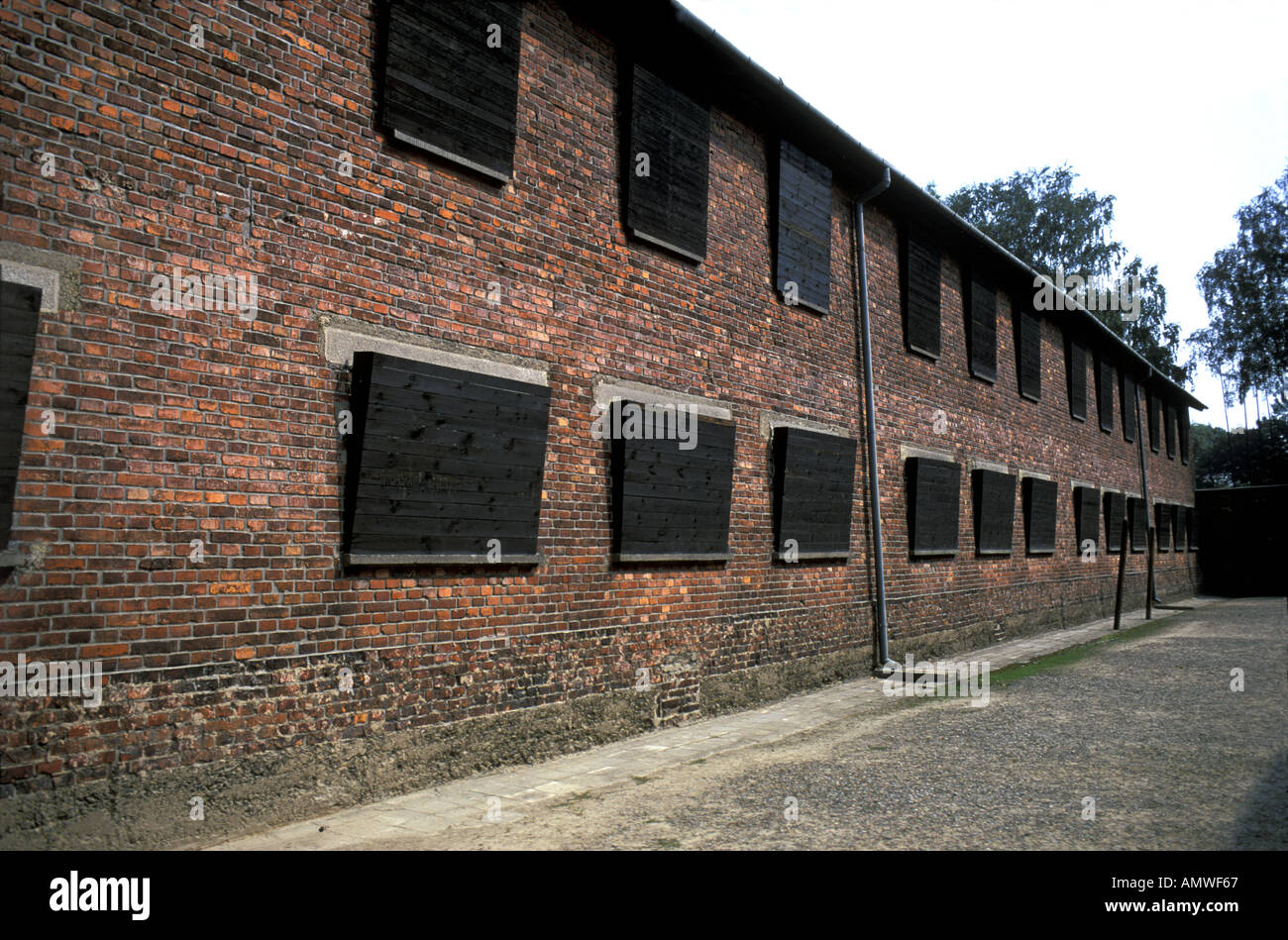 Camp de concentration d'Auschwitz le bloc avec windows à bord d'empêcher les exécutions de prisonniers en regardant sur le mur de la mort Banque D'Images
