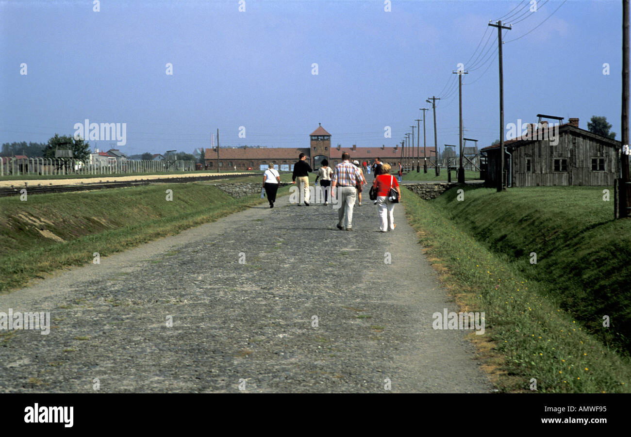 Les touristes qui visitent Auschwitz Birkenau à marcher en direction de Hells Gate Banque D'Images
