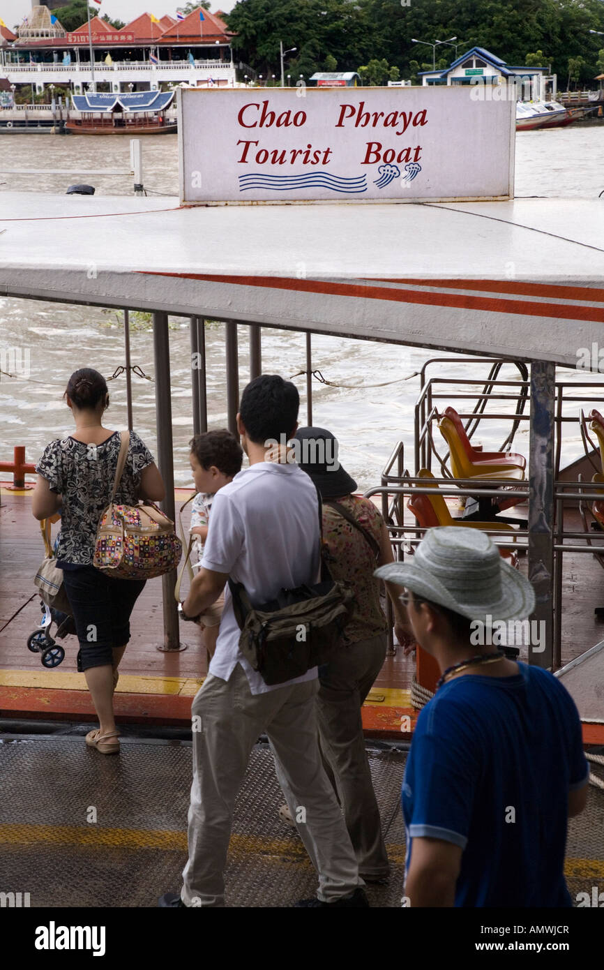 Passagers à bord du bateau express de la rivière Chao Phraya à la gare de Saphan Taksin, Bangkok, Thaïlande. L'embarcadère central est situé sous la station Skytrain et est également connu sous le nom de Sathorn Pier. C'est le point de départ du service de bateau à aubes Chao Phraya Express et d'autres bateaux publics. Bangkok. Thaïlande. Banque D'Images