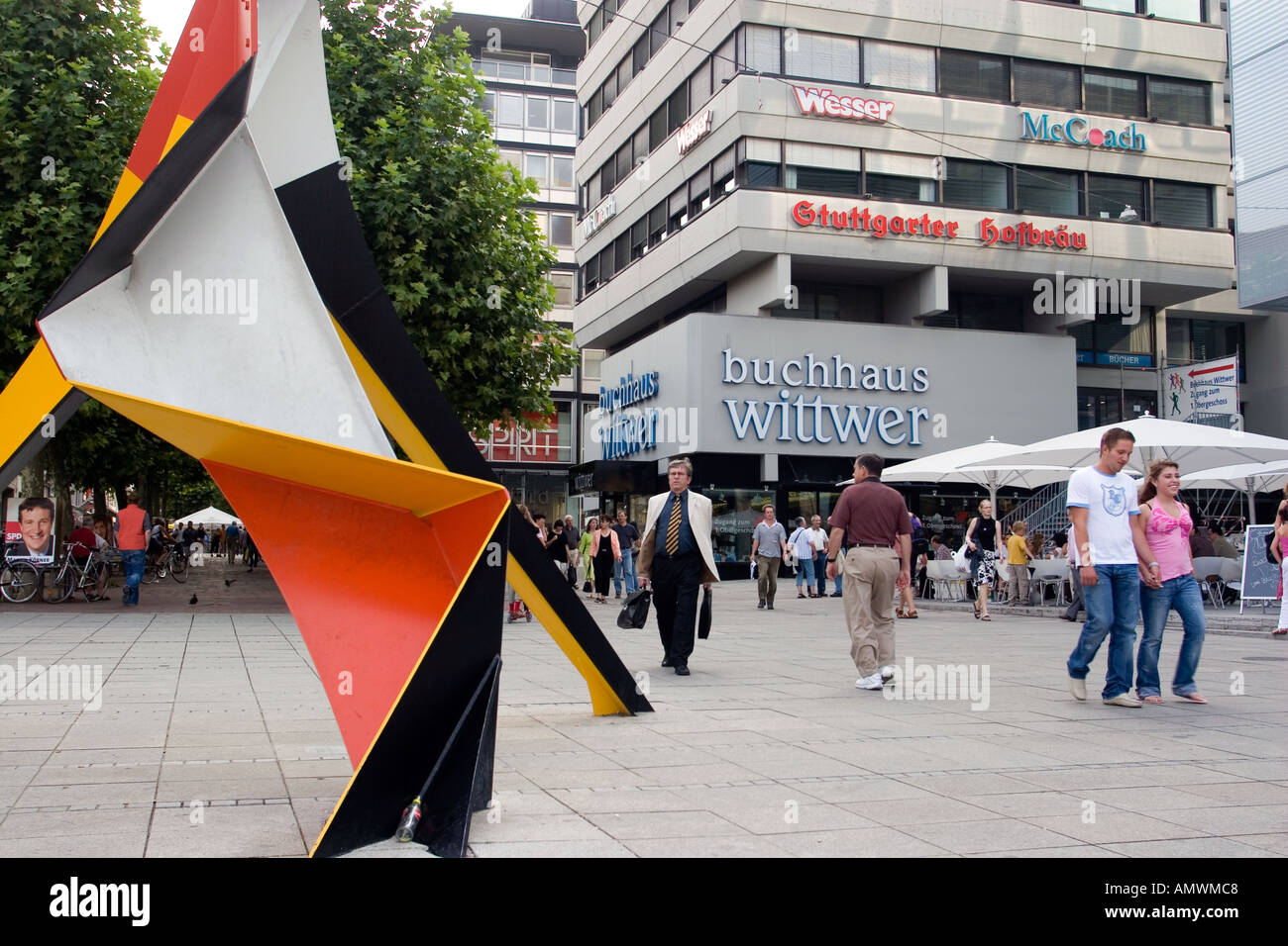 Les gens à pied du principal quartier commerçant de Stuttgart Konigstrasse et les piétons et la rue Alexander Calder statue mobile Banque D'Images