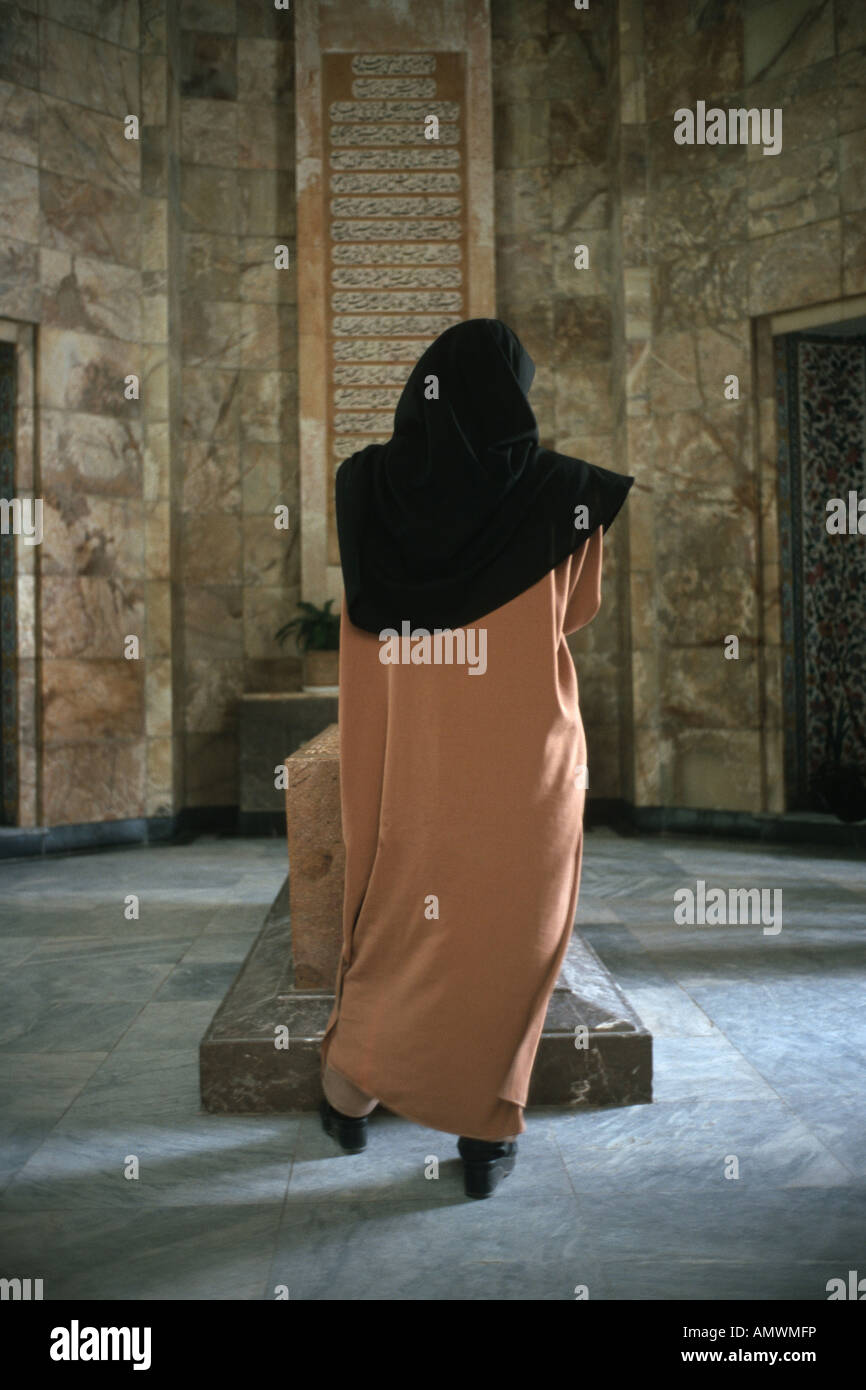 Femme iranienne sur la tombe du poète Saadi, l'Iran, Fars, Shiraz Banque D'Images