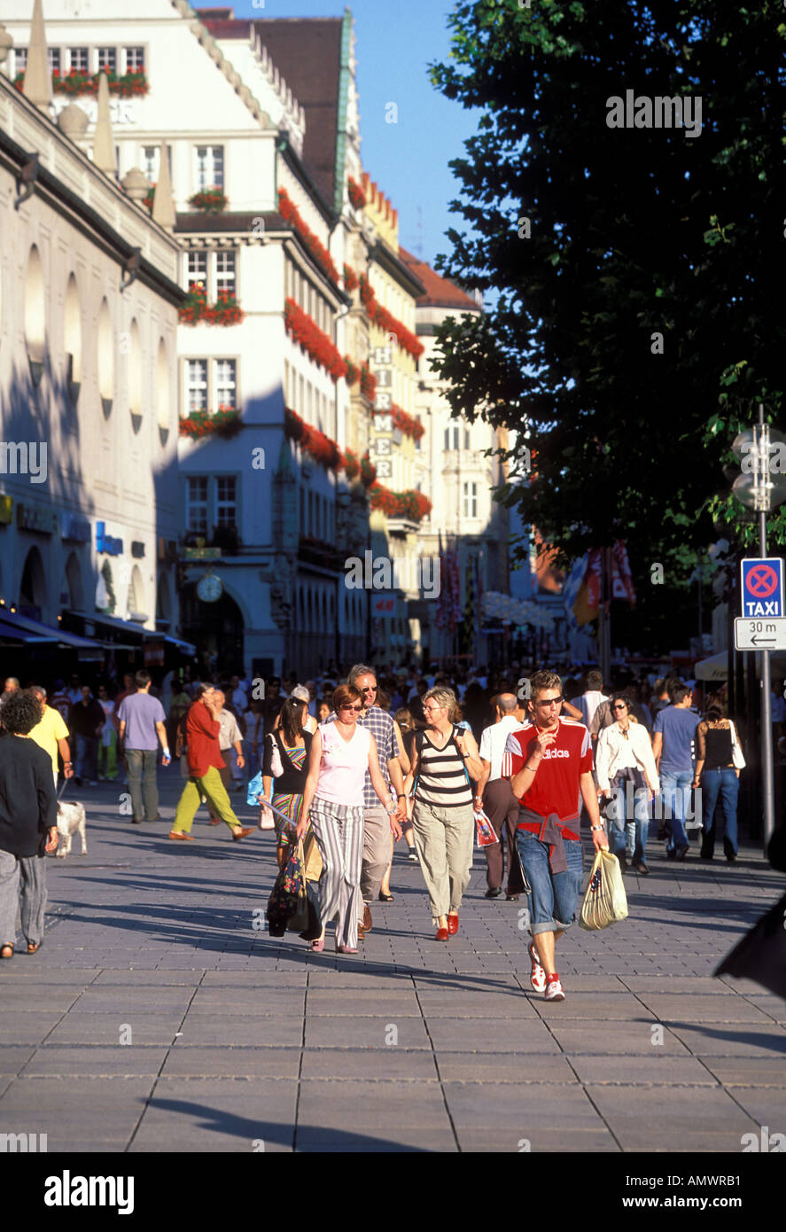 Allemagne Bavière Munich personnes marchant à Neuhausser Strasse, une rue piétonne avec de nombreux magasins et d'un magasin Banque D'Images