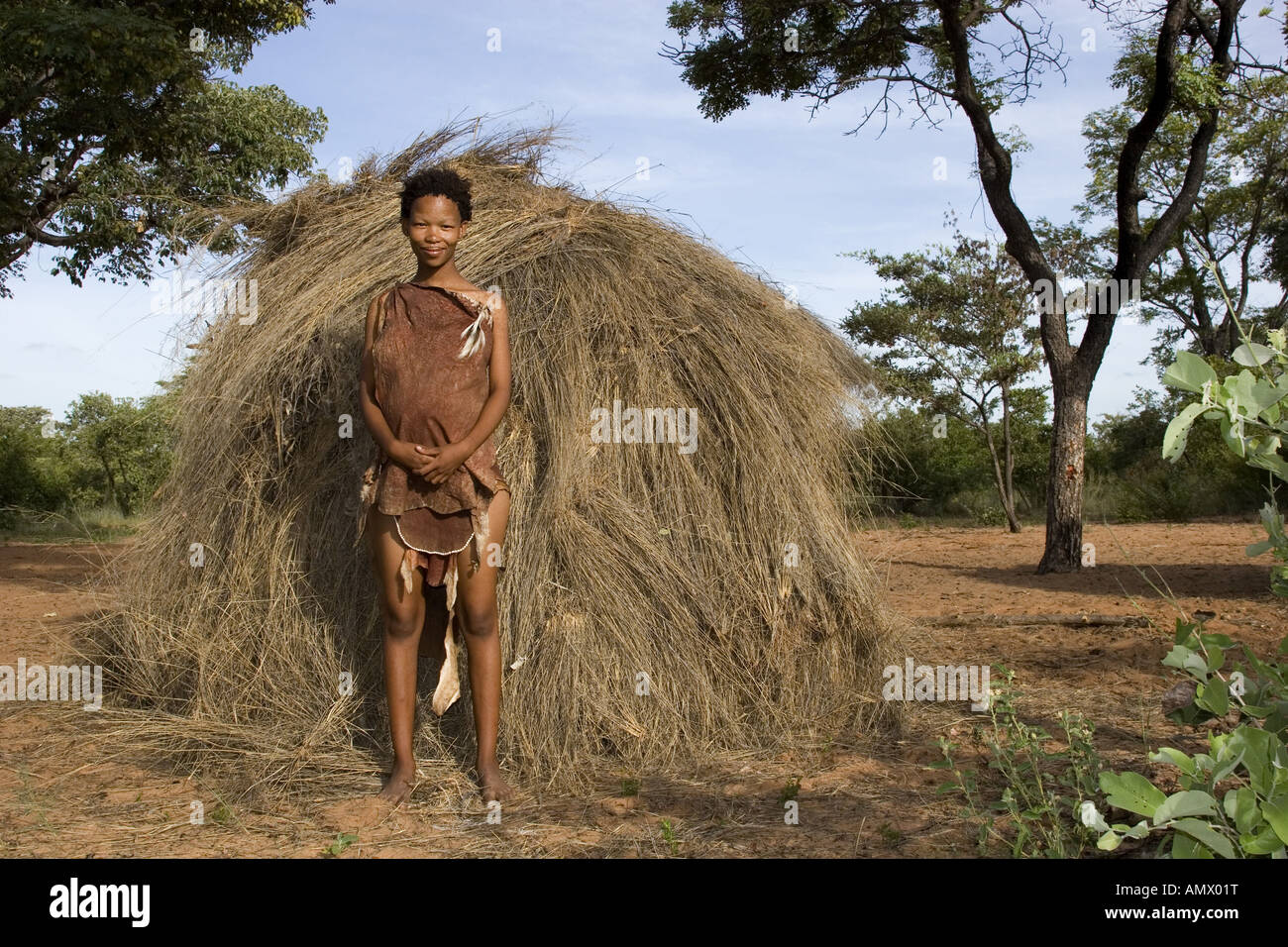 Femme bushmen devant sa hutte traditionnelle, la Namibie Banque D'Images