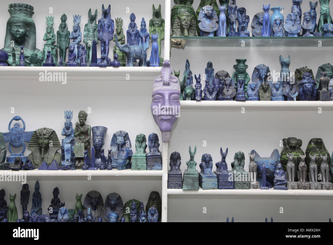Figures de pierre dans un magasin, l'Egypte, Luxor Banque D'Images