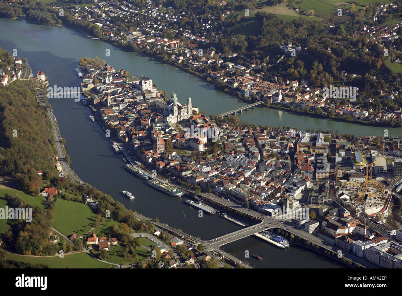 Confluent de Donau (premier plan) et de l'Inn (arrière-plan) à Passau, vieille ville avec Schanzlbruecke Luitpoldbruecke (premier plan) et Banque D'Images