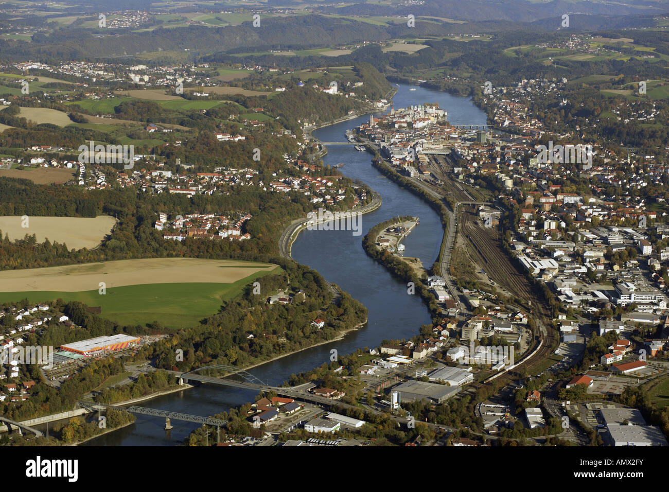 Confluent de Donau (à gauche) et de l'Inn (à droite) à Passau, vieille ville, Niederbayern, Passau, Basse-Bavière Banque D'Images