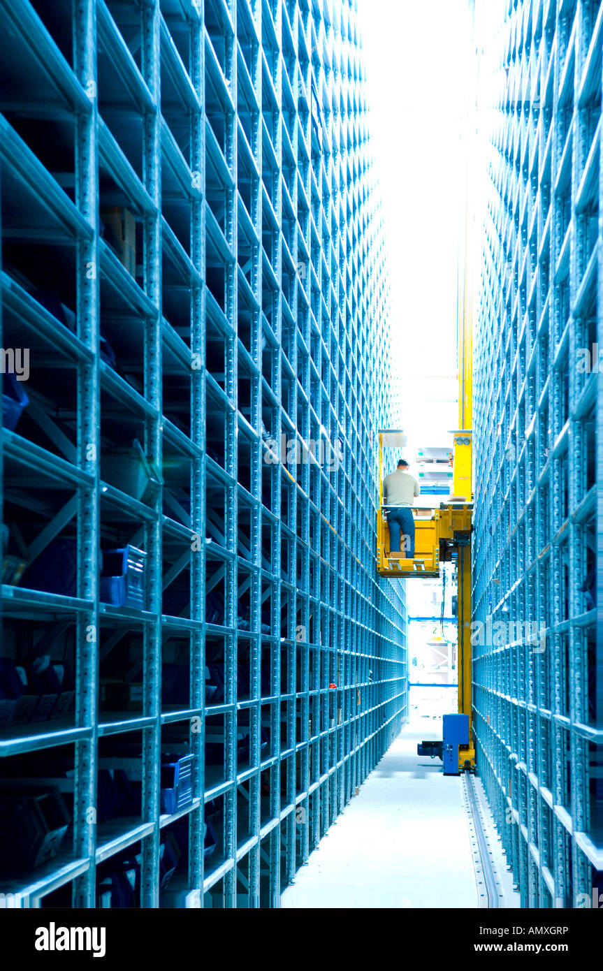 Travailleur masculin sur les chariots travaillant à l'entrepôt, Weingarten, Baden-Wurttemberg, Allemagne Banque D'Images