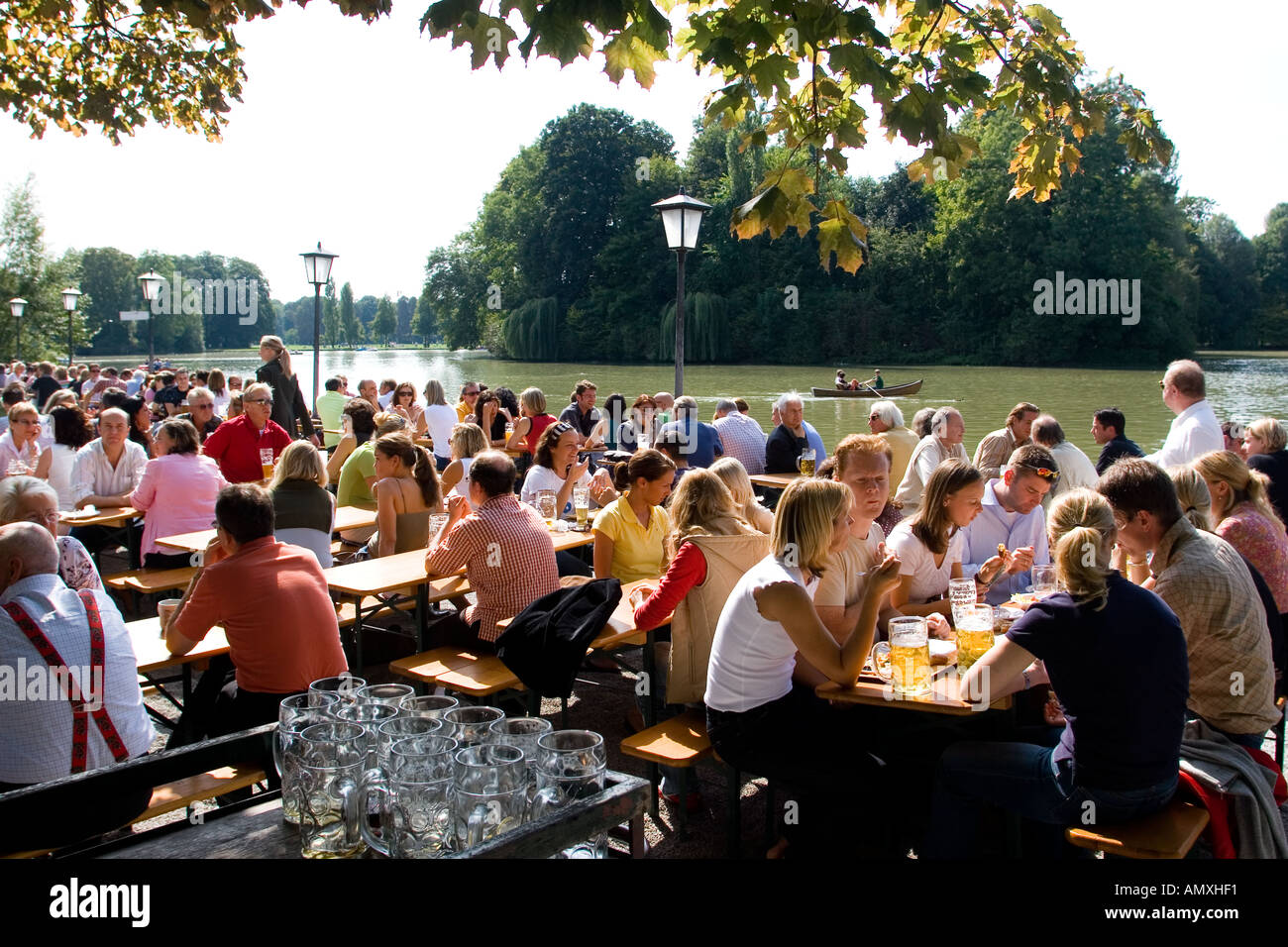 Allemagne Munich Gens Assis Dans Un Cafe En Plein Air Appele