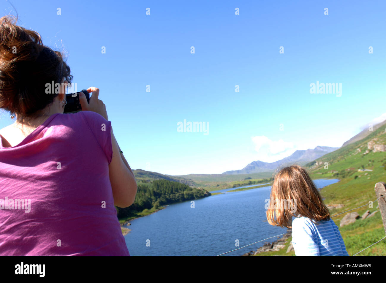 Prendre une photo touristique au lac Mymbyr ou Llynnau Mymbyr Parc National de Snowdonia au nord ouest du pays de Galles Banque D'Images