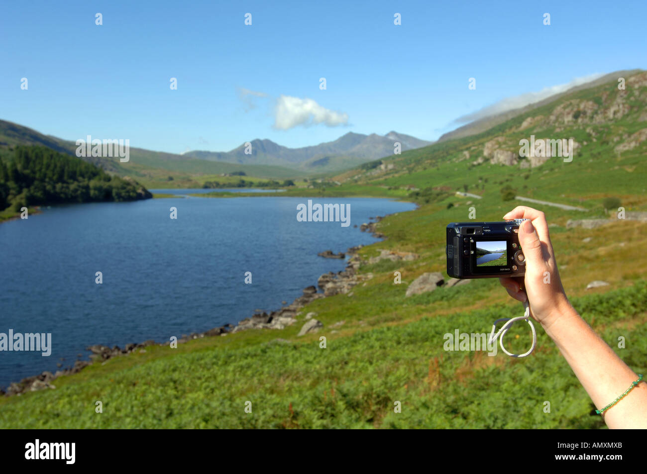 Prendre une photo touristique au lac Mymbyr ou Llynnau Mymbyr Parc National de Snowdonia au nord ouest du pays de Galles Banque D'Images