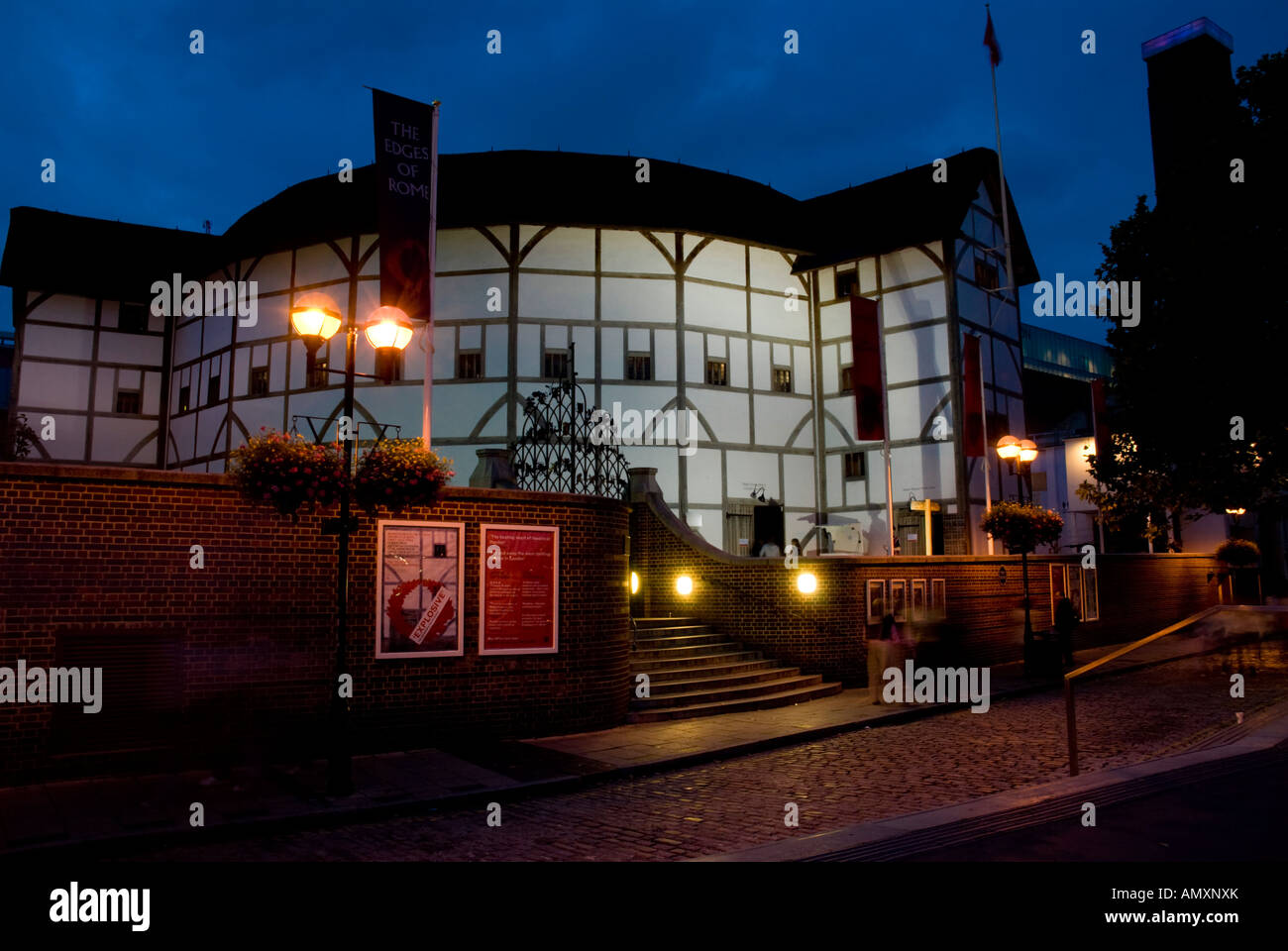 Theatre lit up at night, Globe Theatre, Londres, Angleterre Banque D'Images