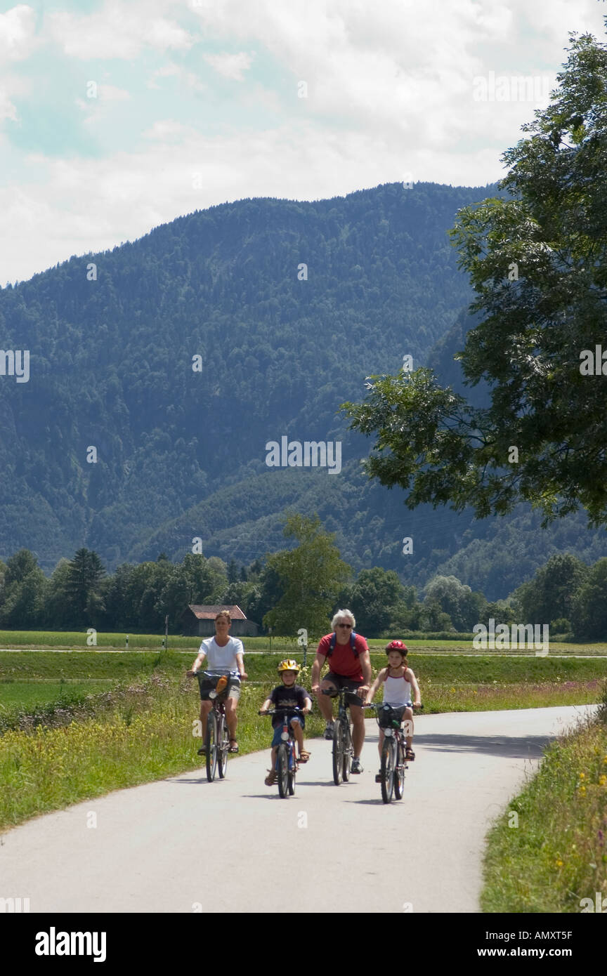 MR par Kochel au bord du lac au sud de Munich Bavaria Germany famille avec enfants sur un vélo Banque D'Images MR par Kochel au bord du lac au sud de Munich Bavaria Germany famille avec enfants sur un vélo Banque D'Images