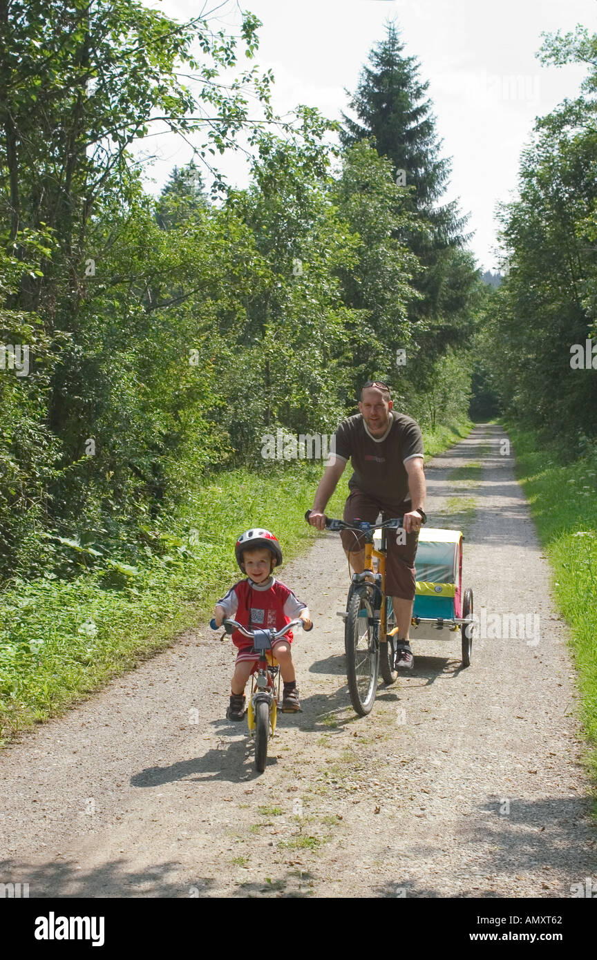 M. dans la vallée de Mangfall par Miesbach Bavière Allemagne père est à vélo avec son enfant Banque D'Images M. dans la vallée de Mangfall par Miesbach Bavière Allemagne père est à vélo avec son enfant Banque D'Images