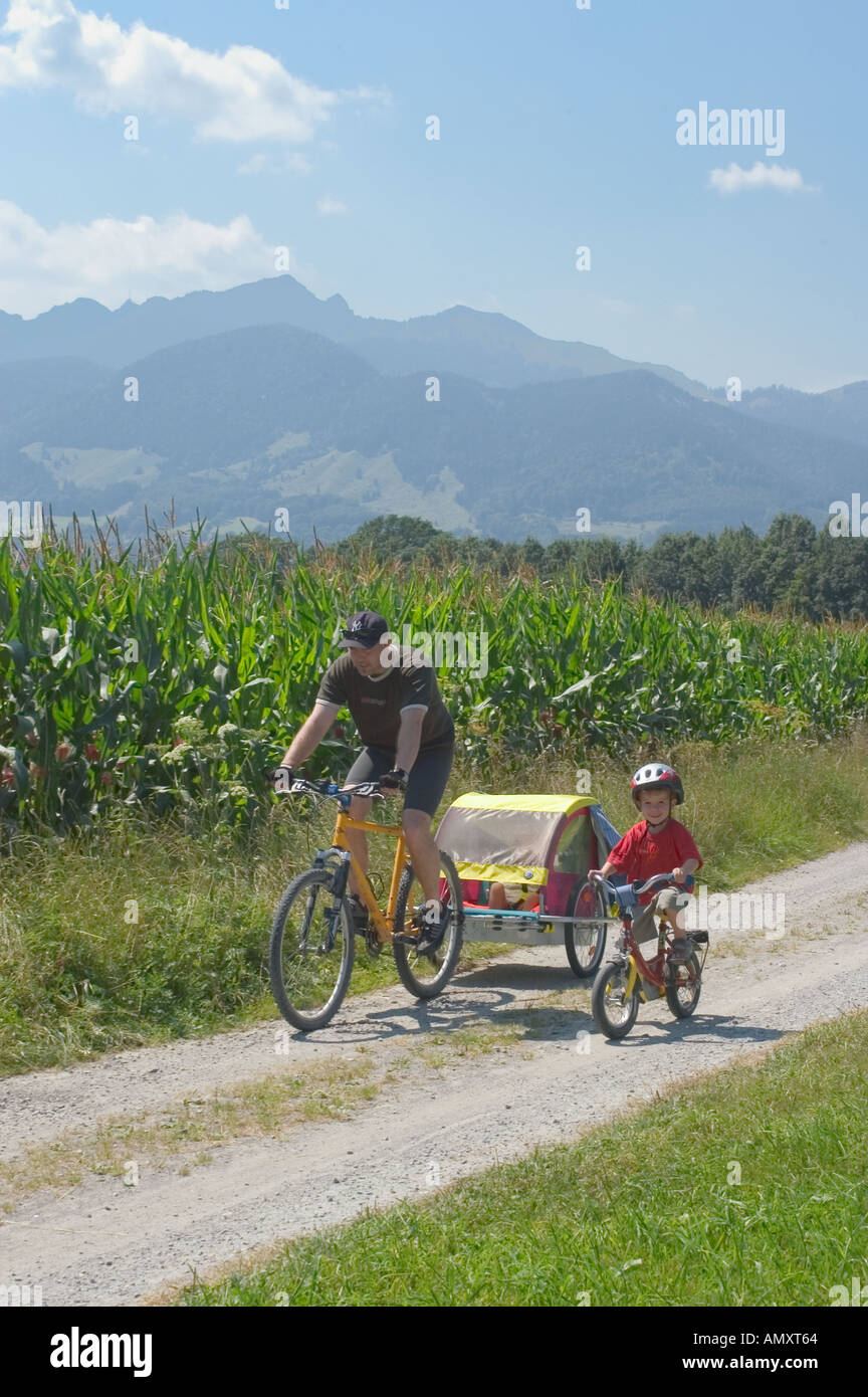 M. dans la vallée de l'Inn au sud de Rosenheim Bavaria Allemagne père est à vélo avec son enfant Banque D'Images M. dans la vallée de l'Inn au sud de Rosenheim Bavaria Allemagne père est à vélo avec son enfant Banque D'Images