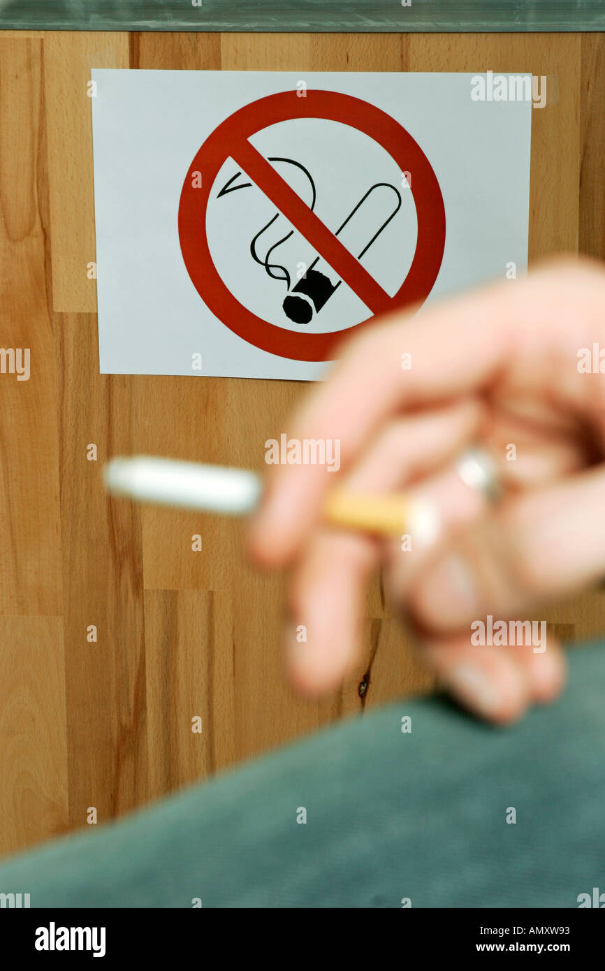 Aucun signe de fumer avec la cigarette en premier plan Banque D'Images