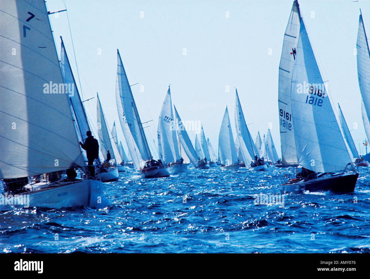 Les voiliers sont à proximité au début de la classique Swiftsure à Victoria en Colombie-Britannique Banque D'Images