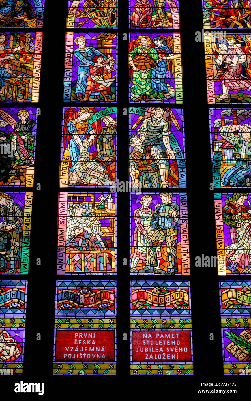 Vitrail de la Cathédrale St Vitus le Château de Prague République Tchèque Banque D'Images