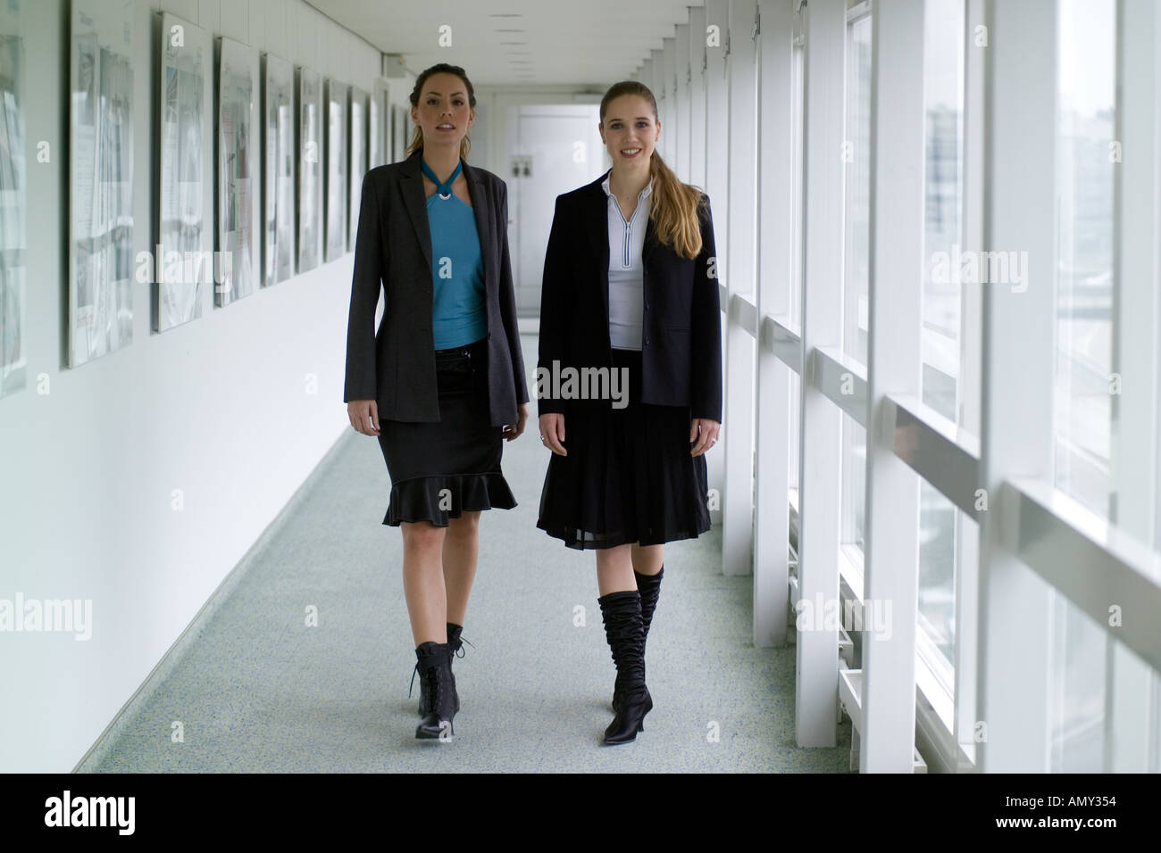 Les femmes d'affaires en se promenant dans un couloir Banque D'Images