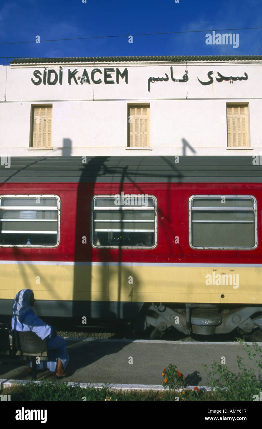 La salle d'attente des passagers d'un train à l'important carrefour de Sidi Kacem Banque D'Images