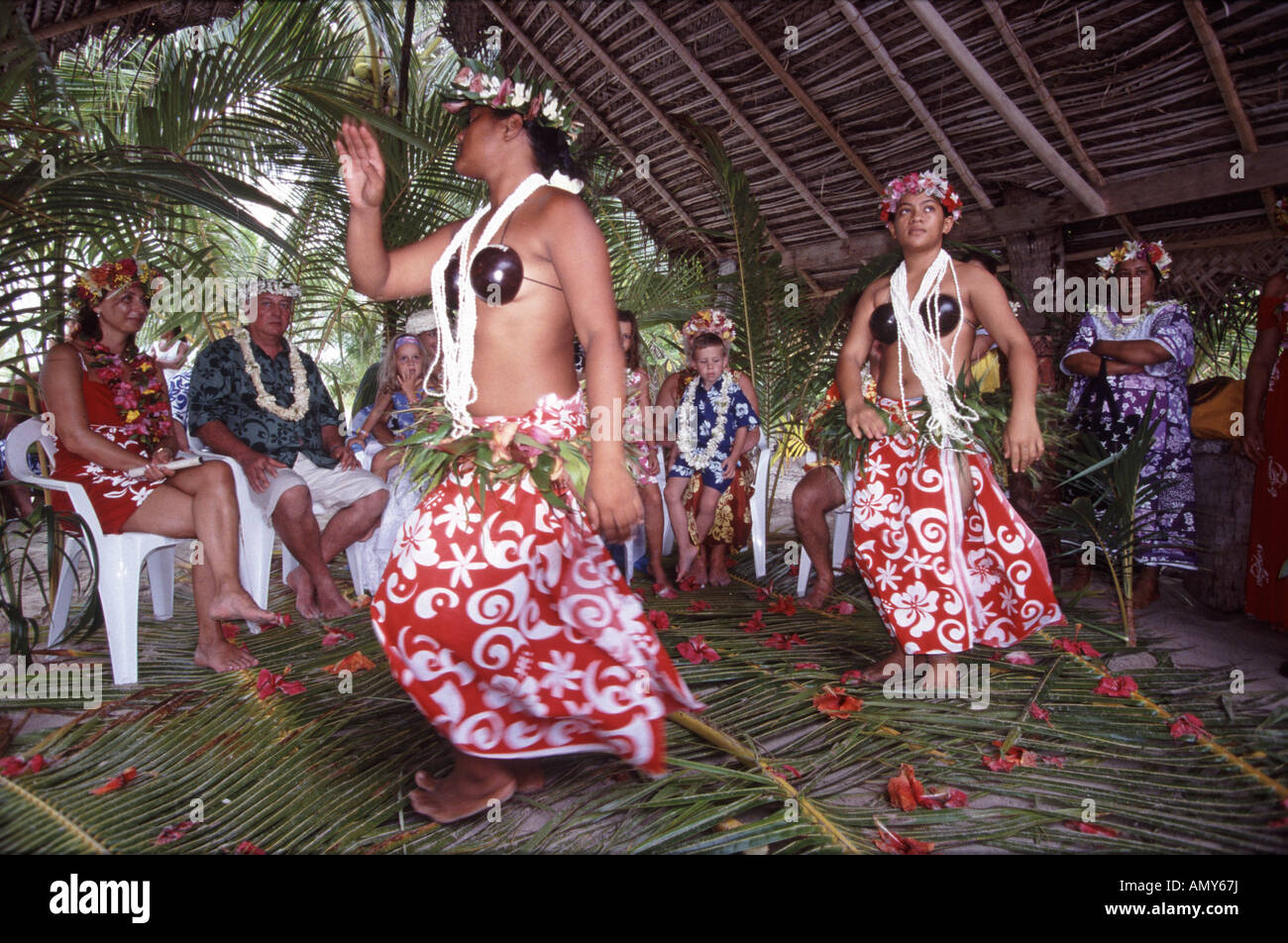 Danseuses de mariage du Pacifique Sud avec invités de mariage, île de Bora Bora Polynésie française Banque D'Images