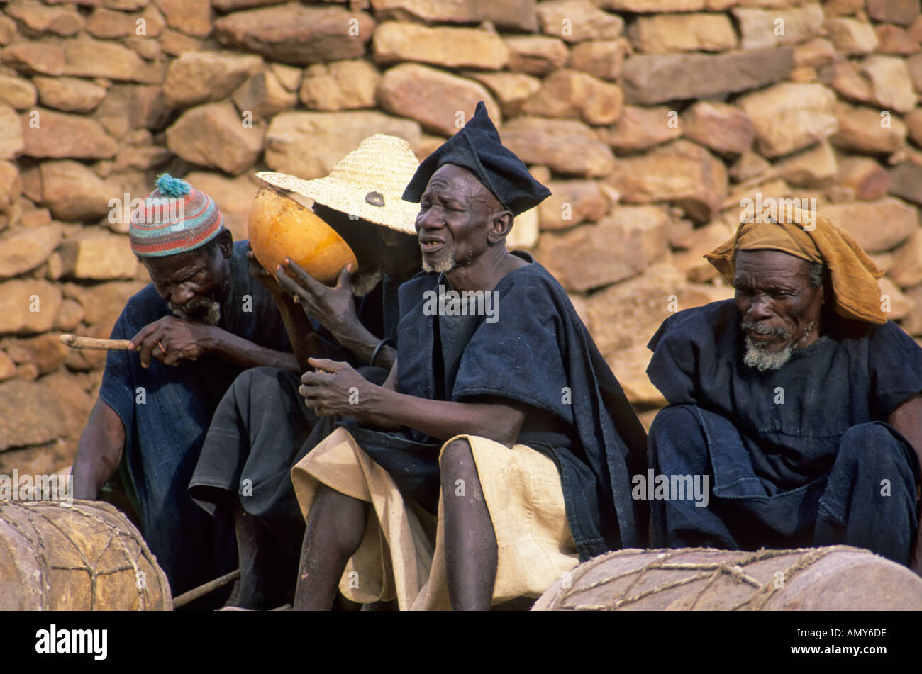 Les anciens du village Dogon de boire la bière de mil, Tirelli, Mali Banque D'Images