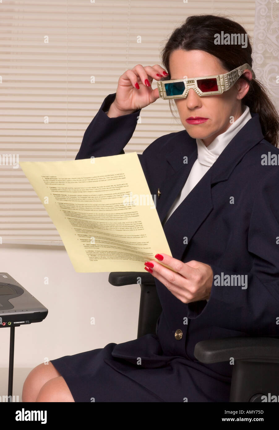 Portrait 3 D sans lunettes lors de la lecture du contrat. USA Banque D'Images