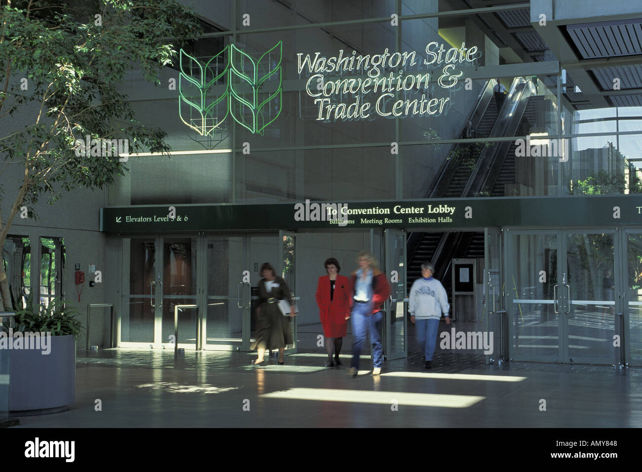 Les femmes qui quittent le Washington State Convention Center Seattle Washington Banque D'Images